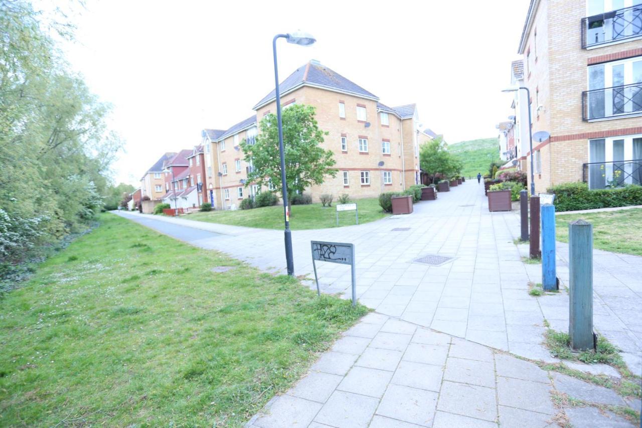 2 Bedroom Apartment Thamesmead  Exterior photo